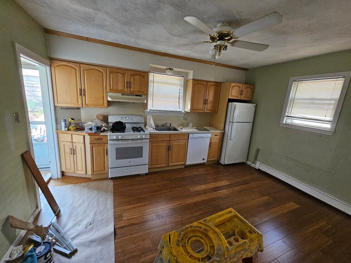 Primary Photo - 202 River St