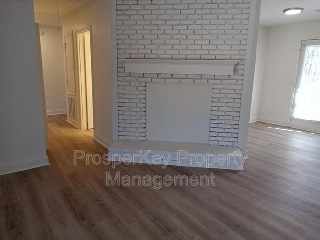 Building Photo - 1100 43rd Ct