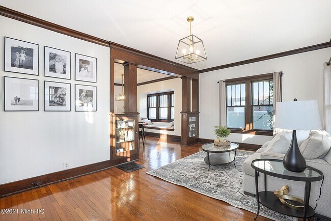 Foto del edificio - 127 Trowbridge St NE
