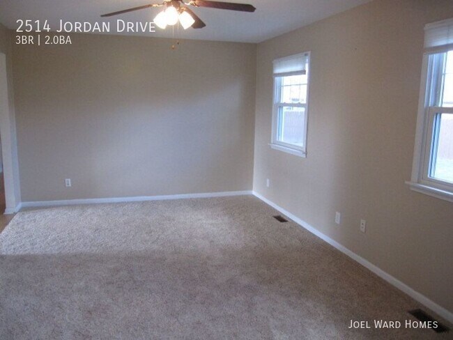 Building Photo - Charming Home with Private Backyard