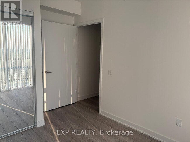 Photo du bâtiment - 5858 Yonge St