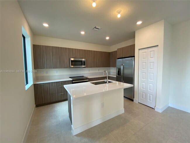 Foto del edificio - 8379 Central Park Blvd