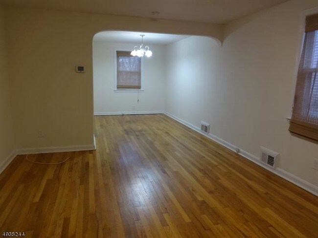 Building Photo - 1131 S Ave W
