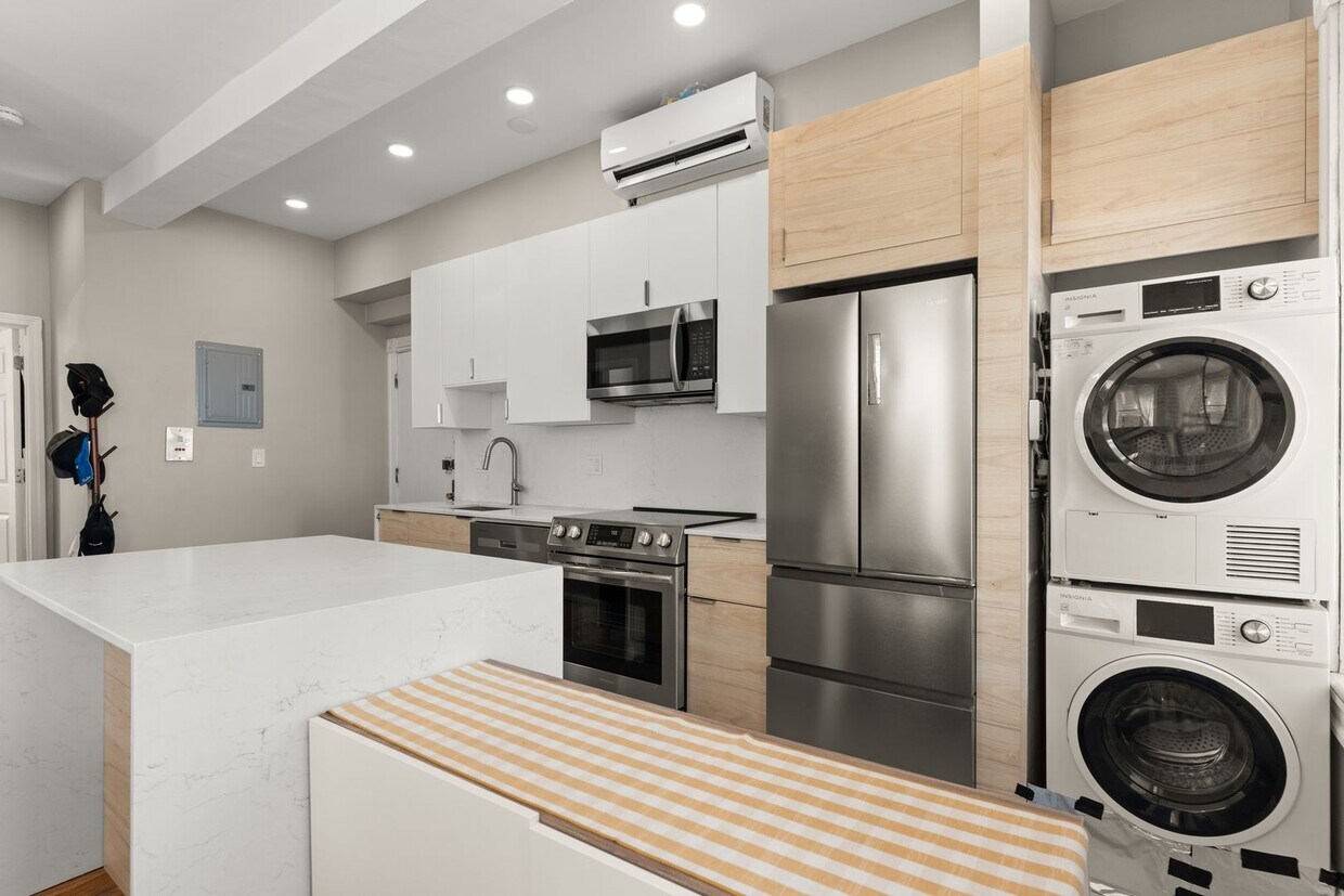 Gorgeous 1-bed/1-bath with Laundry in Unit! - Gorgeous 1-bed/1-bath with Laundry in Unit!