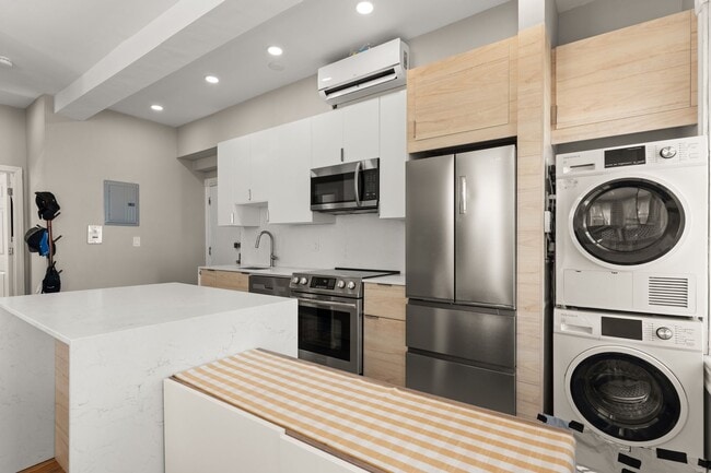 Gorgeous 1-bed/1-bath with Laundry in Unit! - Gorgeous 1-bed/1-bath with Laundry in Unit! Apartment