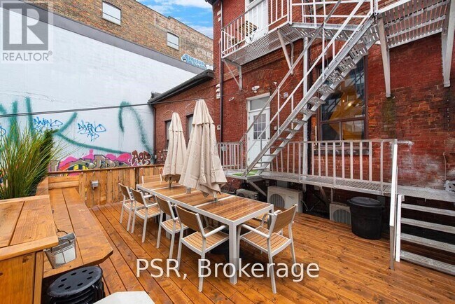 Photo du bâtiment - 631-631 Queen St W