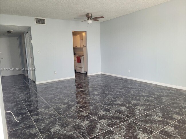 Foto del edificio - 2025 NE 164th St