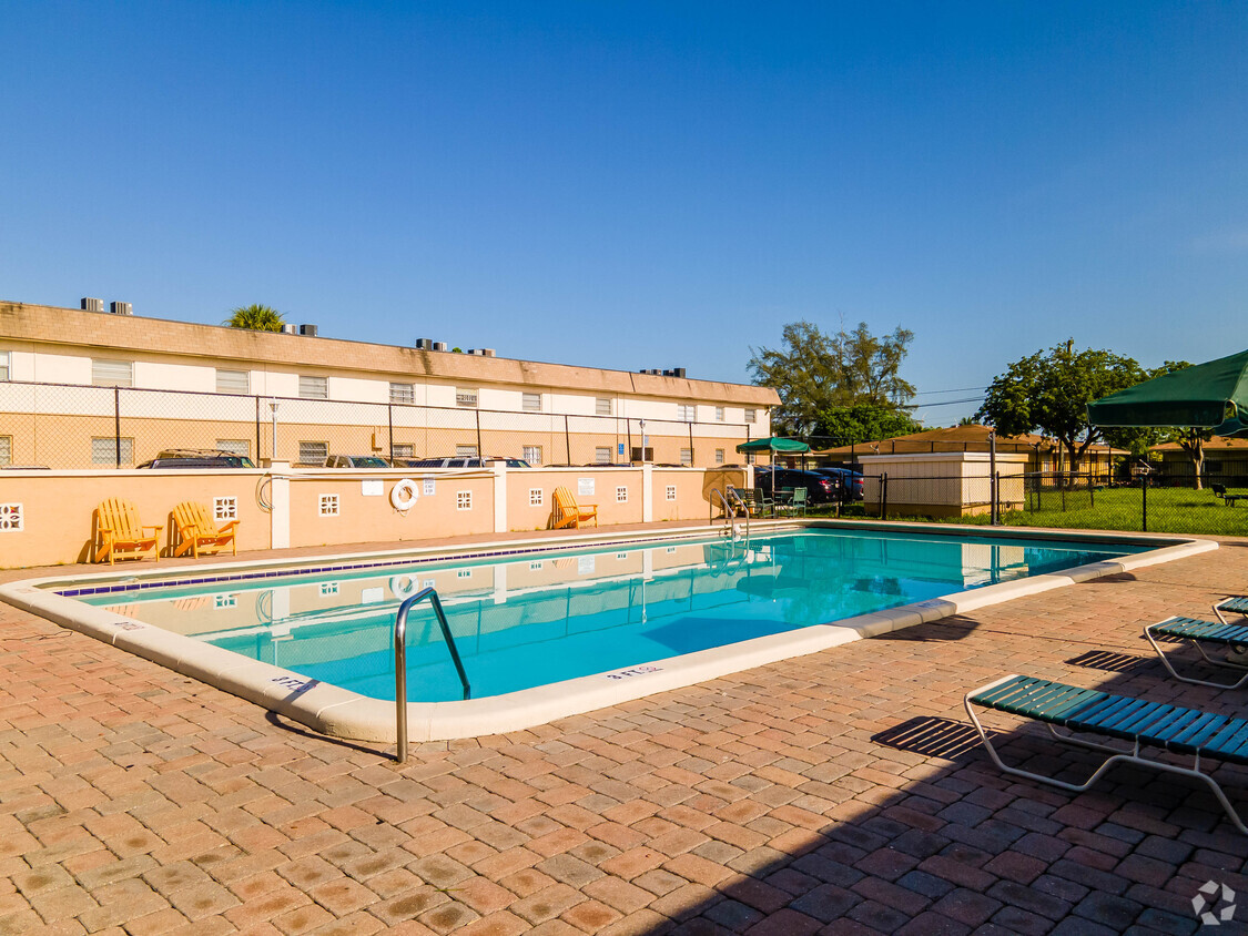 Primary Photo - Pompano Palms Apartments