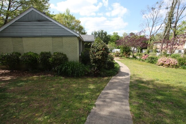 Building Photo - Duplex in quiet area of Opelika available ...
