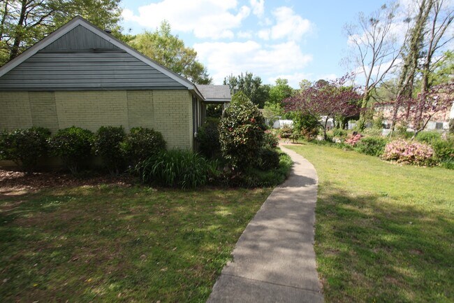 Foto del edificio - Duplex in quiet area of Opelika available ...
