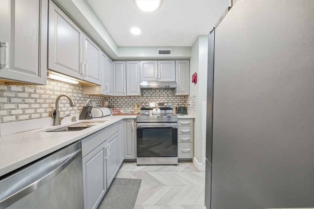 Building Photo - 502 Oak St