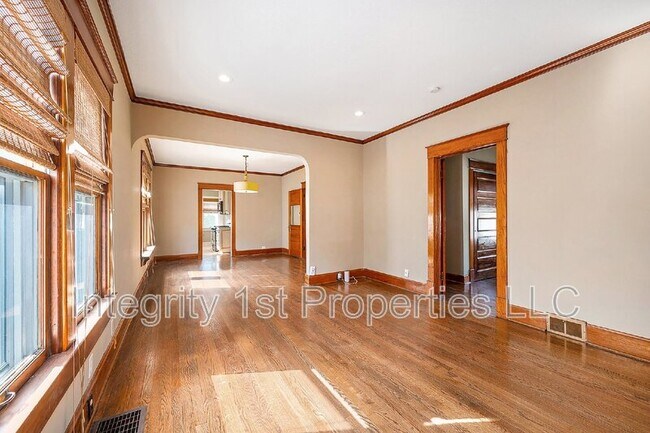 Building Photo - 2113 W 47th Terrace