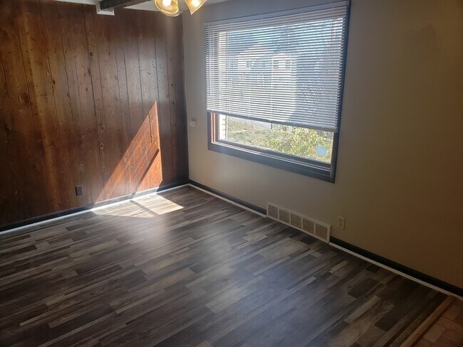 Building Photo - 3 bedroom town house in West Mayfield