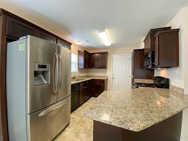 Foto del edificio - Well maintained 3 bedroom, 2 bath newer ho...