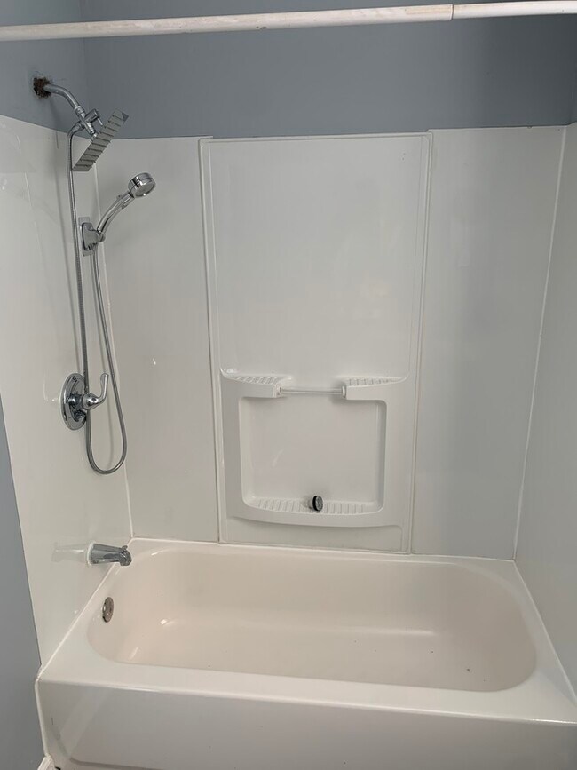 Building Photo - Large 3 Bed Home