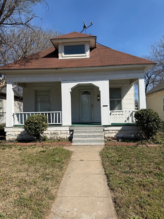 Building Photo - 1330 S Laura St