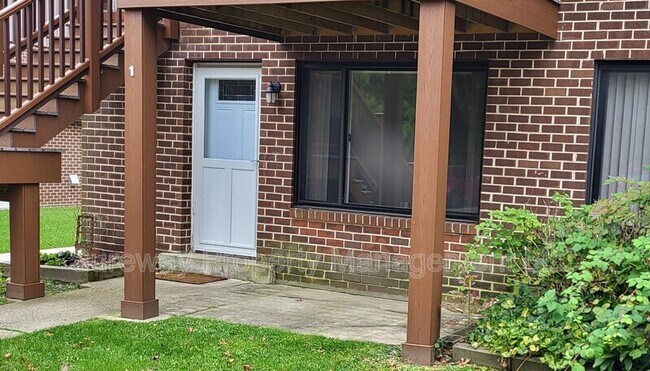 Building Photo - 5200 Hilltop Dr