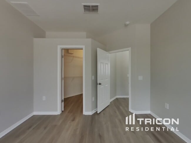Foto del edificio - 2336 Windcrest Lake Cir