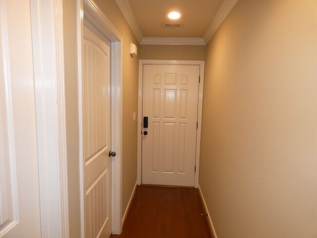 Building Photo - 2472 Ridgemont Dr