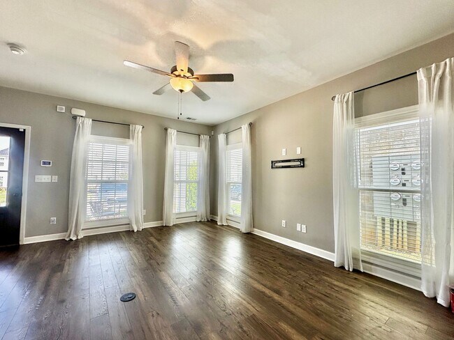 Building Photo - Modern 2 Story Townhouse