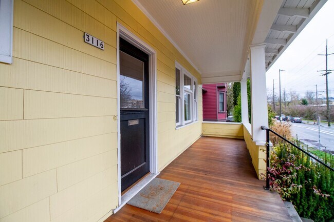 Foto del edificio - Stunning 3 Bedroom House with Great Kitchen, Washer/Dryer, and More!