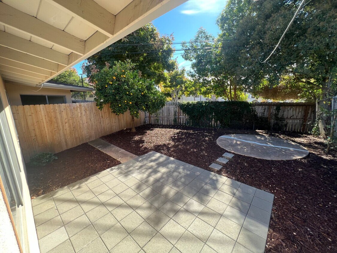 Building Photo - 304 Rosario Drive