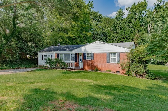 Building Photo - 3 Bedroom 2 Bathroom Home  Near Downtown G...