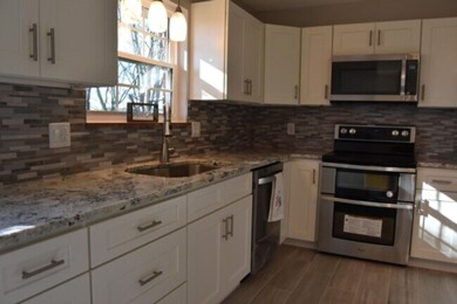 Building Photo - Coming Soon! 4BR/3BA | Newly Renovated Single Family Home | Large backyard | In West Knoxville!