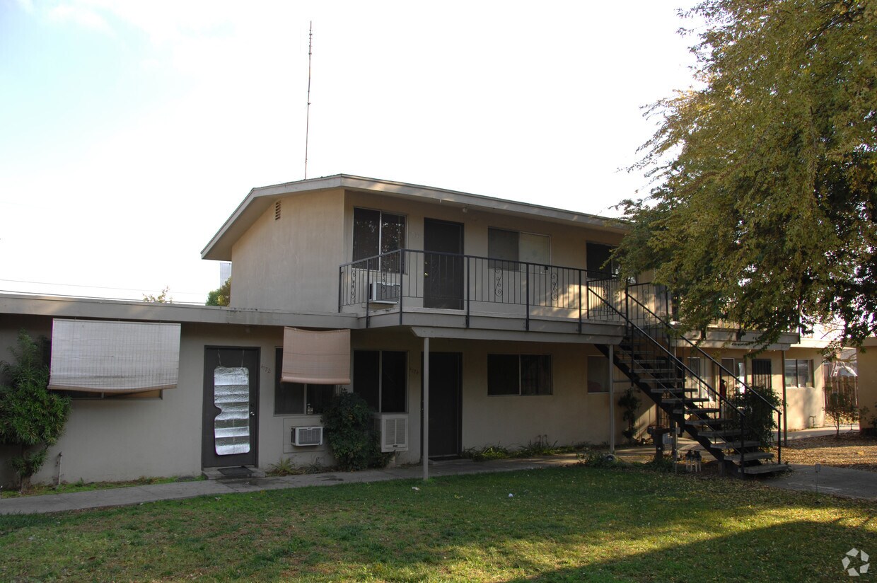 Building Photo - 4160-4182 E Ashlan Ave