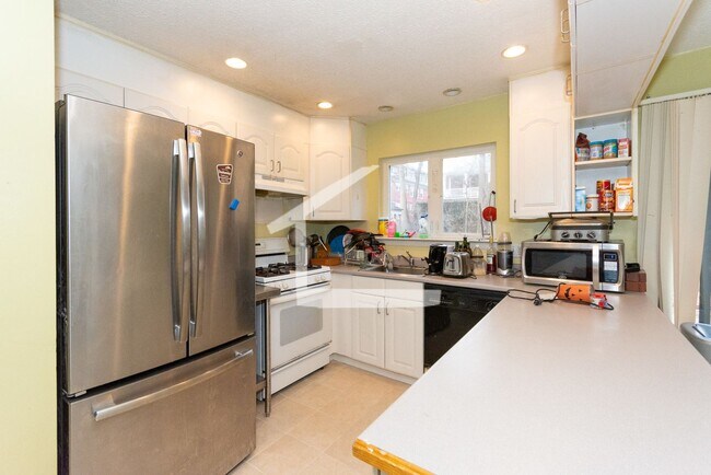 Building Photo - Recently Renovated, In-Unit Washer and Dry...