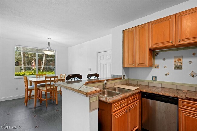 Foto del edificio - 1220 Reserve Way