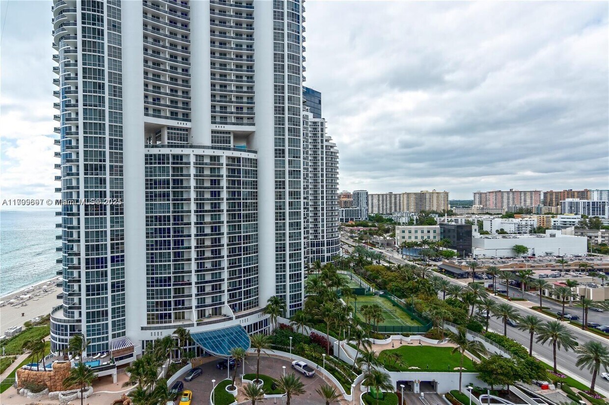 Primary Photo - 18201 Collins Ave