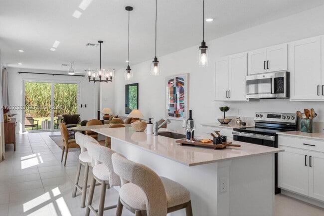 Foto del edificio - 15760 SW Hammock Wy
