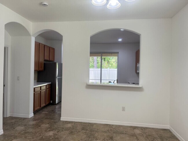 Building Photo - 3 bed 2 bath home Move in Special