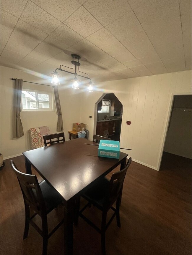 Building Photo - Charming home in a great neighborhood