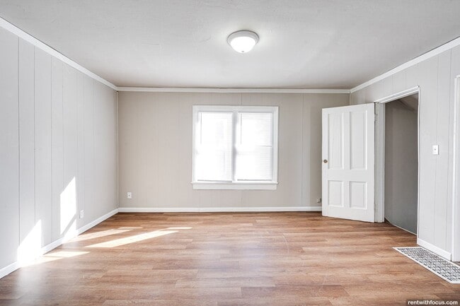 Building Photo - 318 N Oneida St