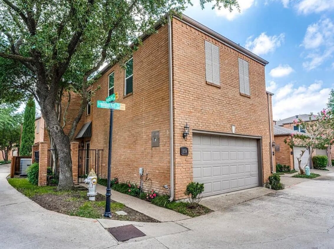 Two Car garage - 5734 Remington Park Sq (Dallas, TX)