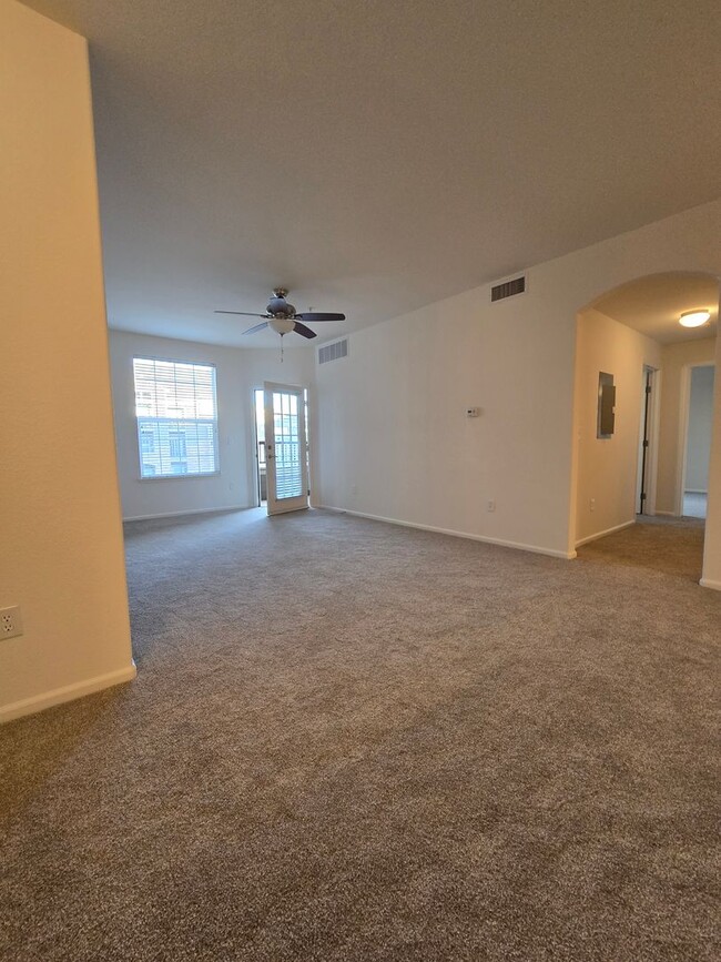 Foto del edificio - Spacious and Bright 2B/2B Townhome Now Ava...