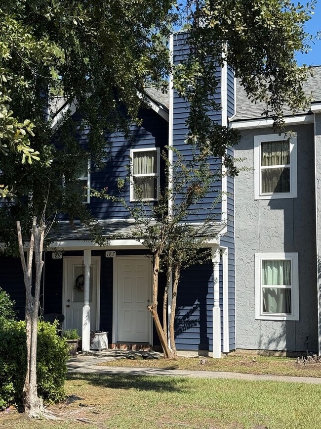 Building Photo - Condo in Kingspoint