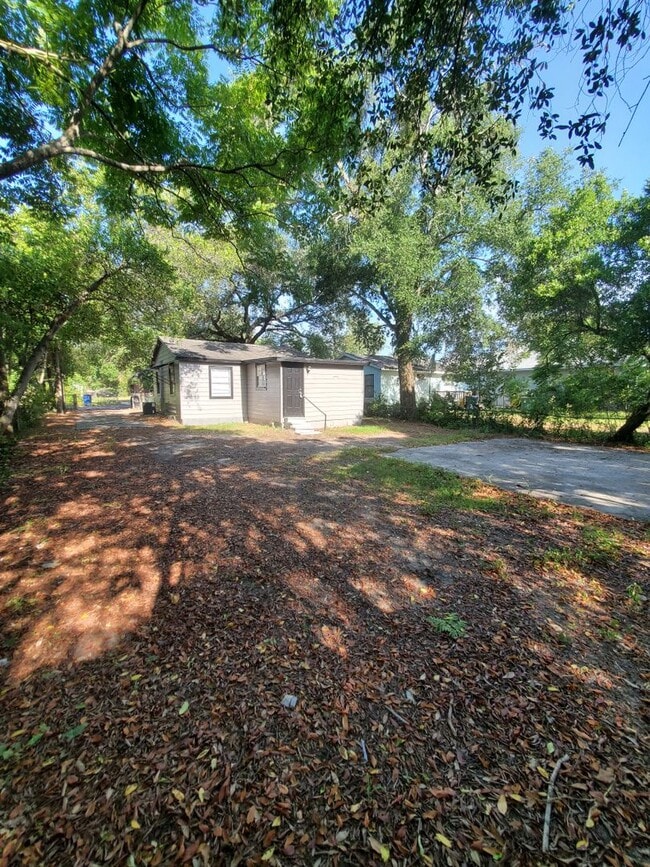 Building Photo - Cute & Cozy 2 Bedroom Cottage in Tampa $1550 Move in July 1 2026