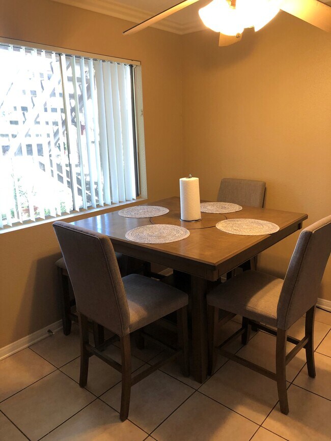 Dining Area #1 - 2041 E Grand Ave
