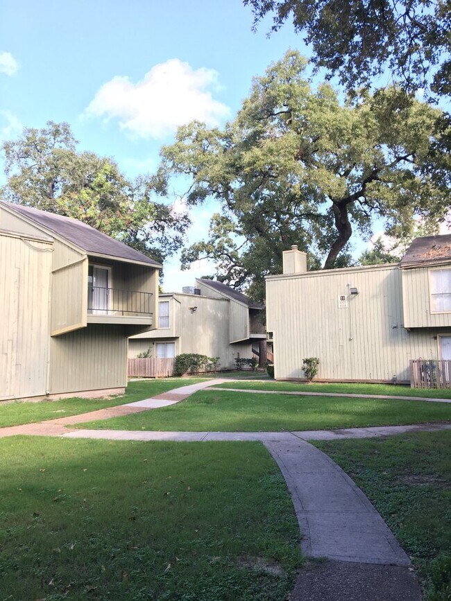 Building Photo - 1 bedroom/1 bath - second floor unit