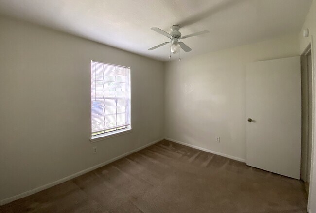 Building Photo - 4800 Rainbow Cir