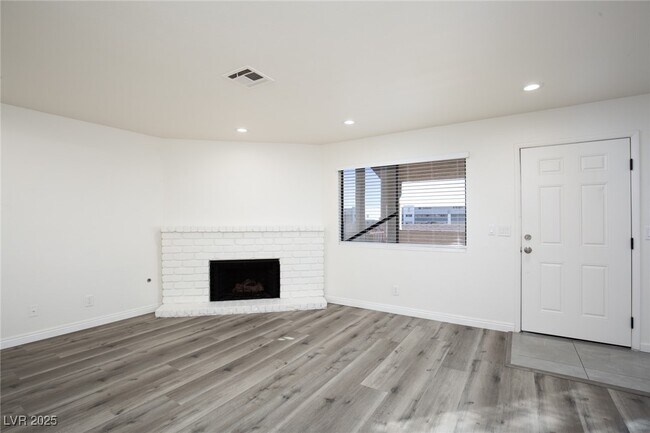 Foto del edificio - 737 Rock Springs Dr