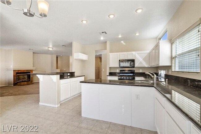 Building Photo - 3 BR, single story home- Open floor plan