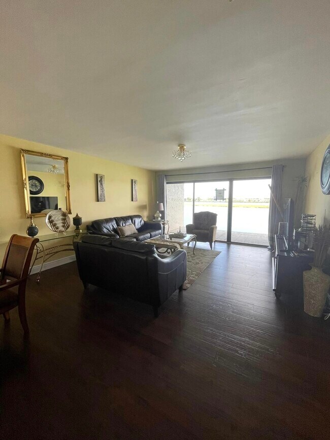 Foto del edificio - 605 Ives Dairy Rd