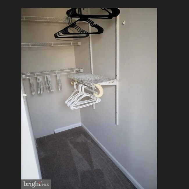 Building Photo - 3 Bedroom 2.5 Bath Townhome Located in Mid...