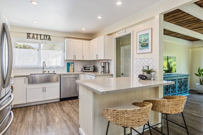 Building Photo - Fully Furnished 4 bedroom, 2 bath, One Blo...