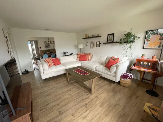 Foto del edificio - Beautiful single story 3 bedroom w/2 parki...