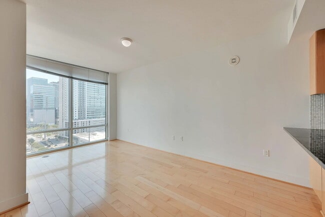 Building Photo - 300 Bowie St